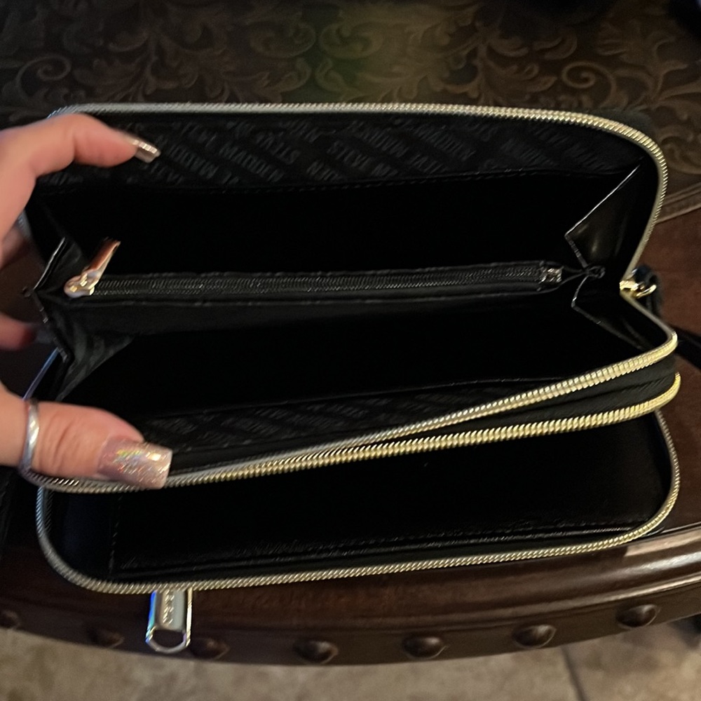 Steve Madden wristlet wallet, black w/gold accents/hardware - Picture 5 of 8